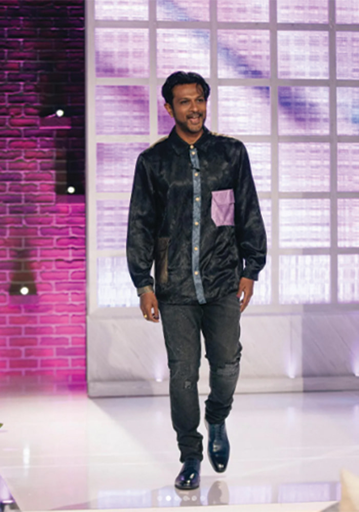 April 2022: Actor Utkarsh Ambudkar wears Florsheim shoes while appearing on The Kelly Clarkson show. 