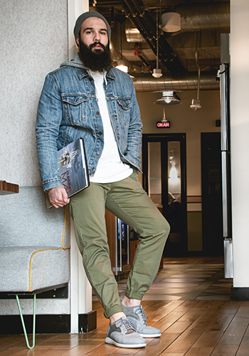 Image of social media influencer Anthony Mastracci leaning up against a wall wearing the Fuel Knit Plain Toe Oxford in Light Gray.