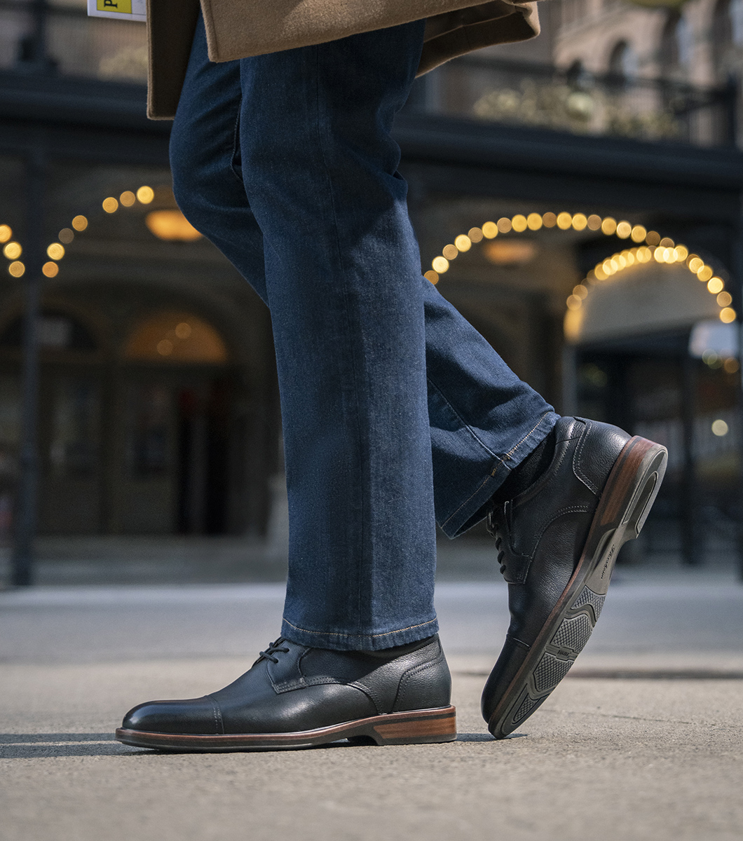 Traveler in Black Rotate View