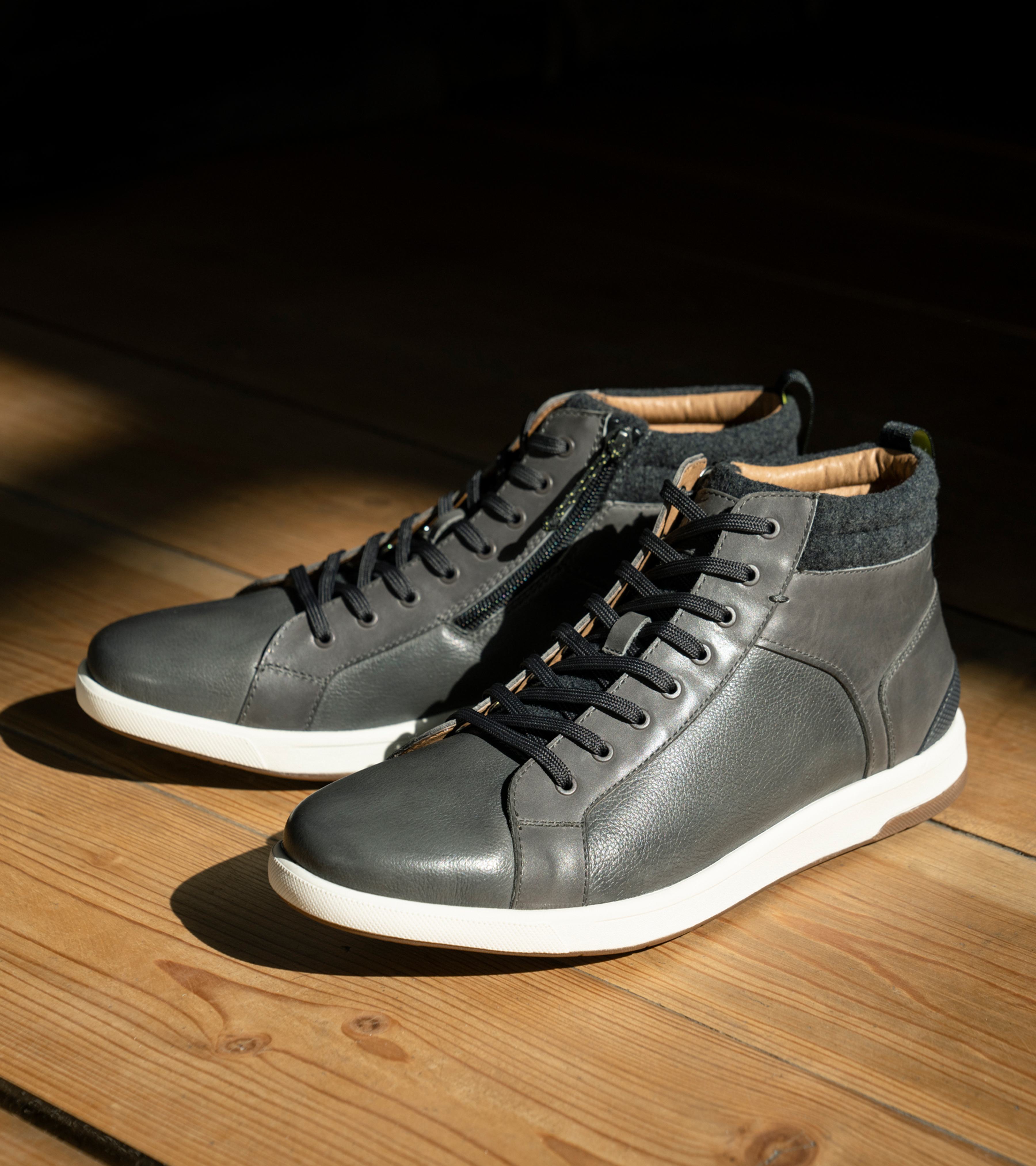 Crossover in Gray Rotate View