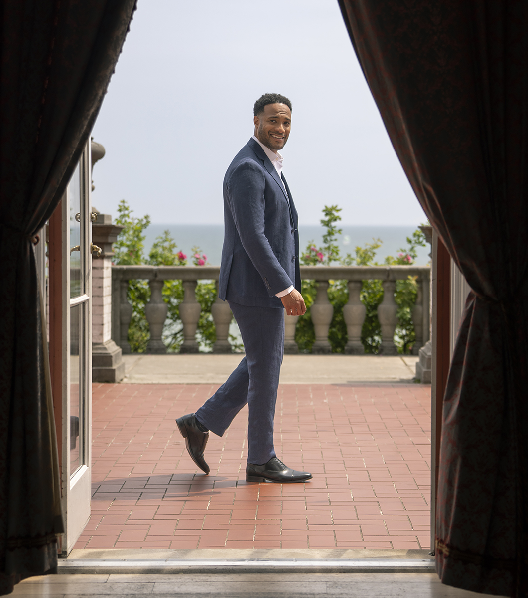 Sorrento Lux in Black Rotate View