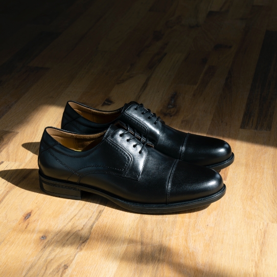 "What To Wear To A Wedding: Outfits For Men." The featured product is a pair of black wingtip dress shoes.