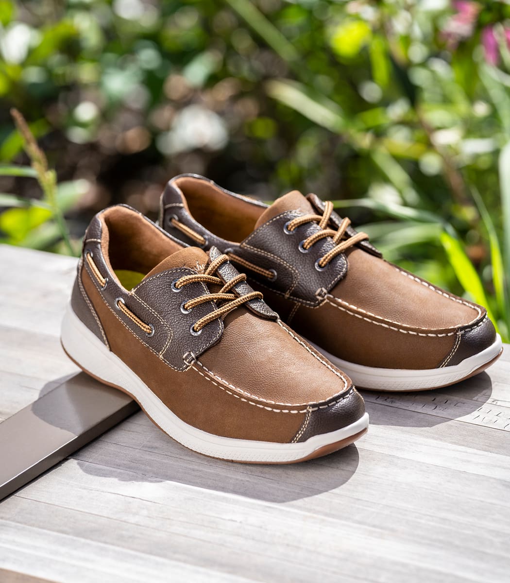 The featured image is a model wearing the Lakeside Moc Toe Oxford in Brown. 