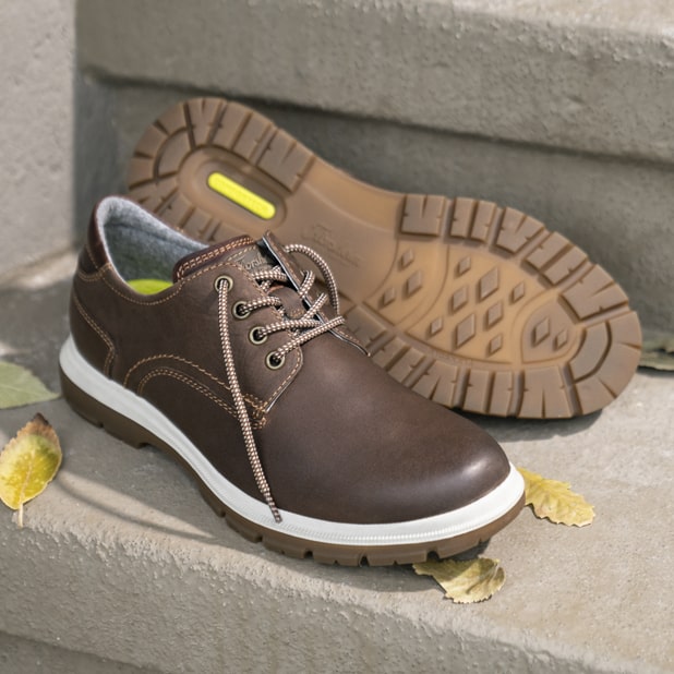 "Wearing Comfortable Shoes Is A Healthy Choice." The featured product is the Lookout Plain Toe Oxford in Brown Crazy Horse.